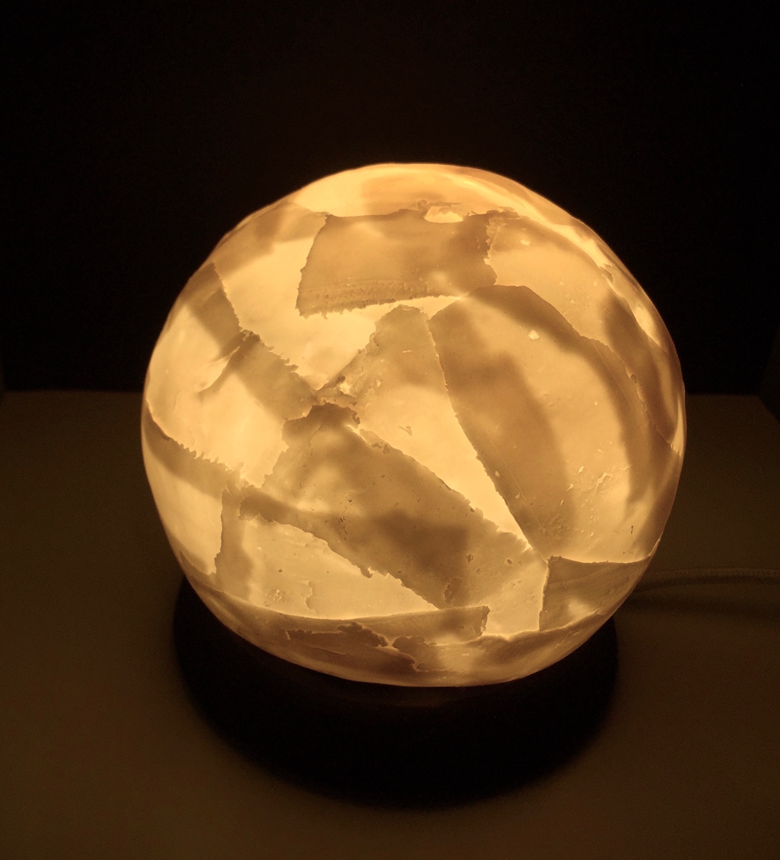 Porcelain globe shaped table lamp with tranclucent layers